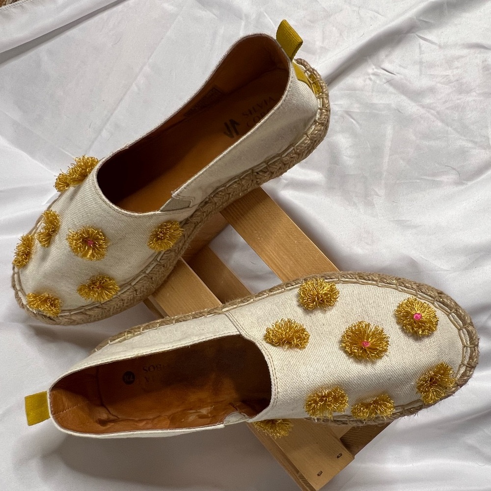 Silvia Cobis Soil Mocasines Leather Flat Espadrilles Women’s Cream/Gold Pom Poms - Picture 2 of 15